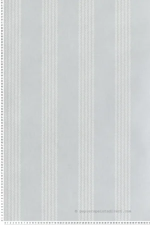 Papier peint Rayure Classique Silk bleu ciel - V&A Decorative Papers III d‘Initiales Réf. INI-2513-186-04 Retour Gratuit