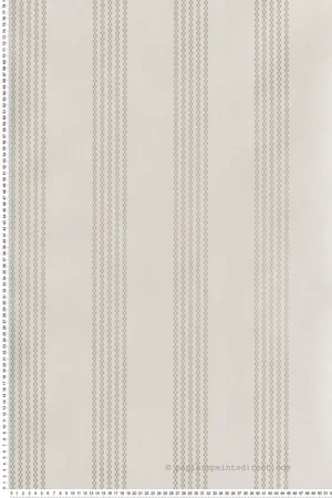 Papier peint Rayure Classique Silk taupe métallisé - V&A Decorative Papers III d‘Initiales Réf. INI-2513-186-02 Satisfait Ou Remboursé