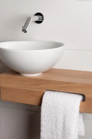 Vente Flash Toiletset Wiesbaden Chêne en bois complète avec robinet encastré Hotbath, vasque à gauche, plan en bois, siphon et bonde de vidage en nickel brossé.