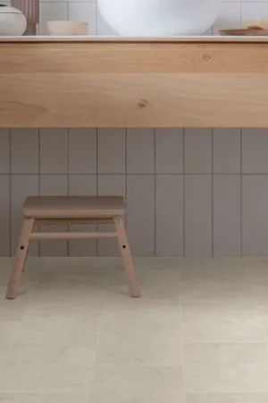 Sol vinyle rouleau ALEGRIA 2M , Carrelage beige, rouleau 2.00 m Jusqu'à Épuisement Des Stocks